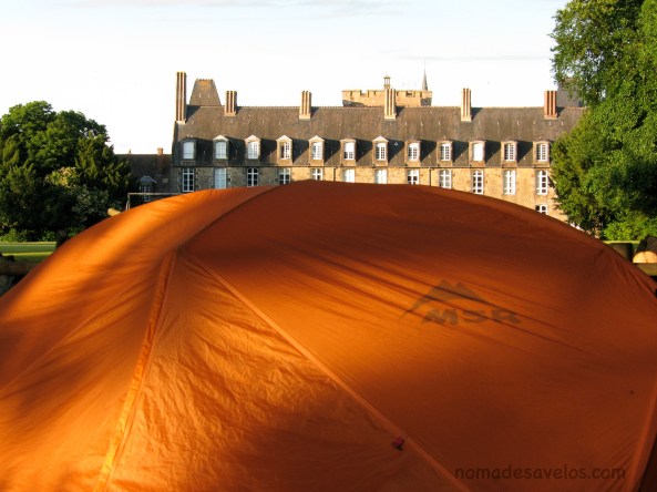 À la cour d'un château en France