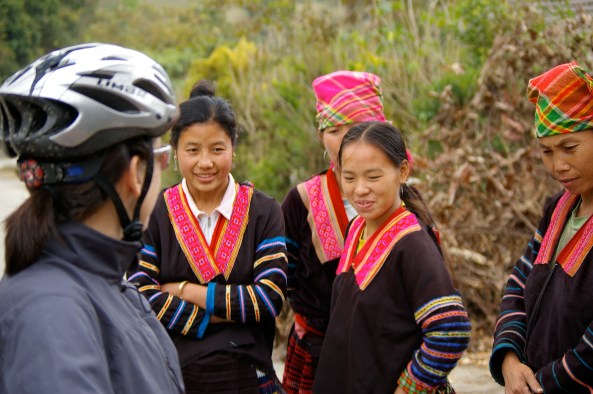 Josée admire les beaux habits. Les jeunes filles, elles ne sont pas convaincu de nos accoutrements?