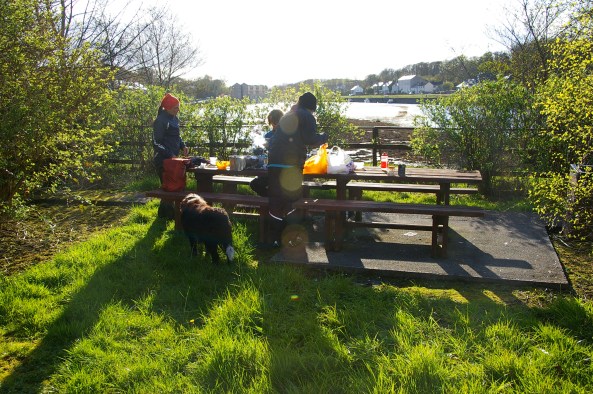 Nous cuisinons et dormons au parc, chien inclus